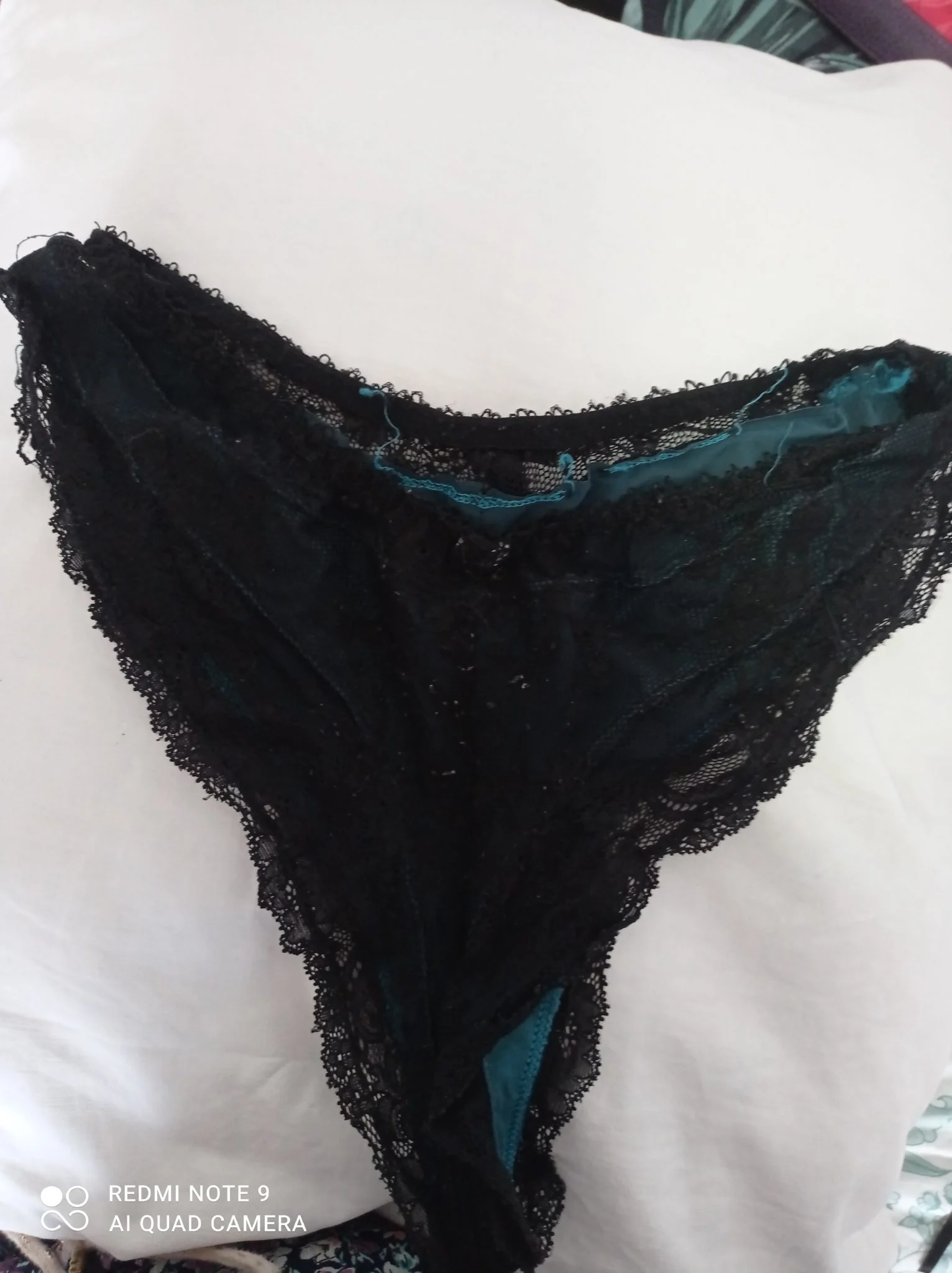 Tanga vert émeraude et dentelle noire