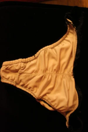 string satin rose et dentelle noir sur les bords