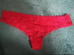String rouge porté