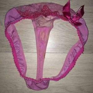 Pets et jeune chatte transpirante dans string sexy porté 6h
