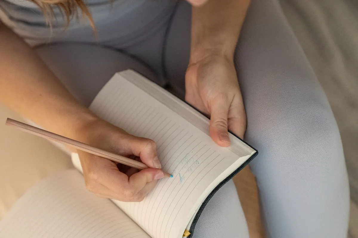 Carnet tenu sur les genoux, en illustration de « confessions d'une vendeuse de culottes »