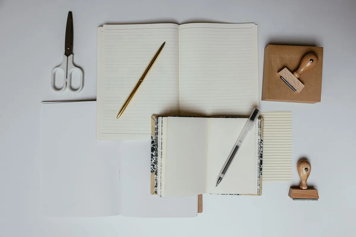 Carnets, ciseaux et tampon, en illustration de « devenir vendeuse numéro 1 »