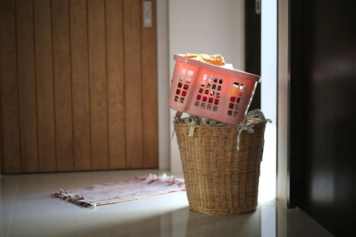 Panier à linge en osier, en illustration de « devenir vendeuse numéro 1 »