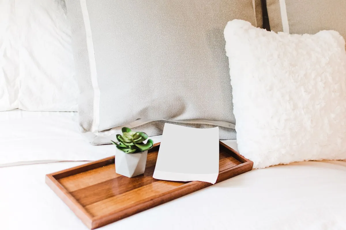 Plateau posé sur un lit blanc, en illustration de « devenir vendeuse numéro 1 »