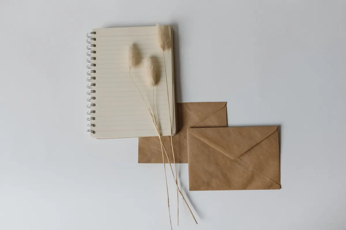 Enveloppes kraft et carnet à spirale, en illustration de « envoyer des culottes aux États-Unis »