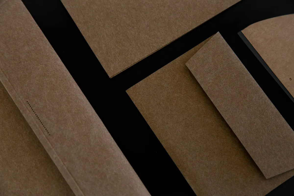Enveloppes kraft sur fond noir, en illustration de « étiquette achat vente culottes usagées »