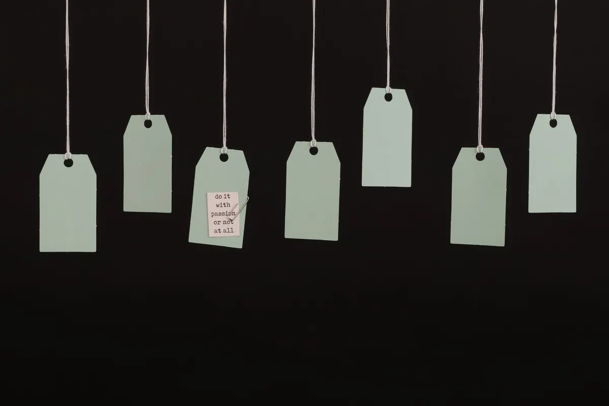 Étiquettes suspendues, en illustration de « étiquette achat vente culottes usagées »