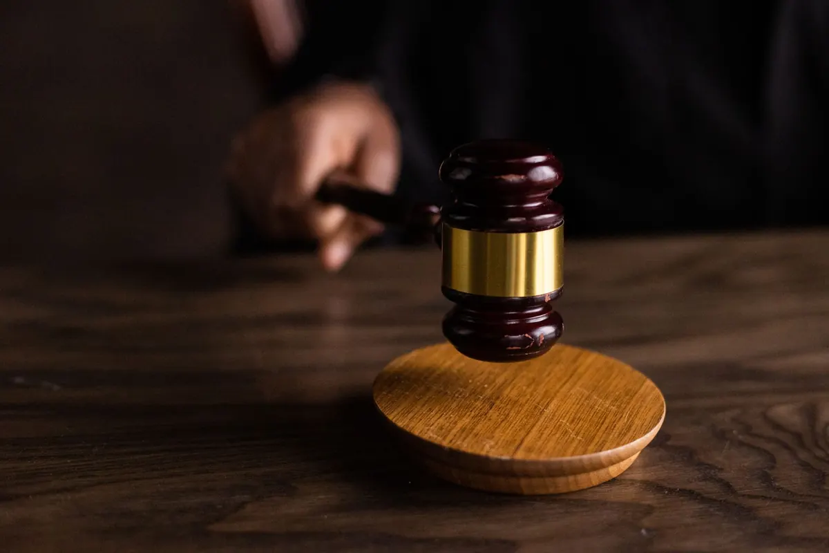 Marteau de juge en bois foncé, en illustration de « étiquette achat vente culottes usagées »