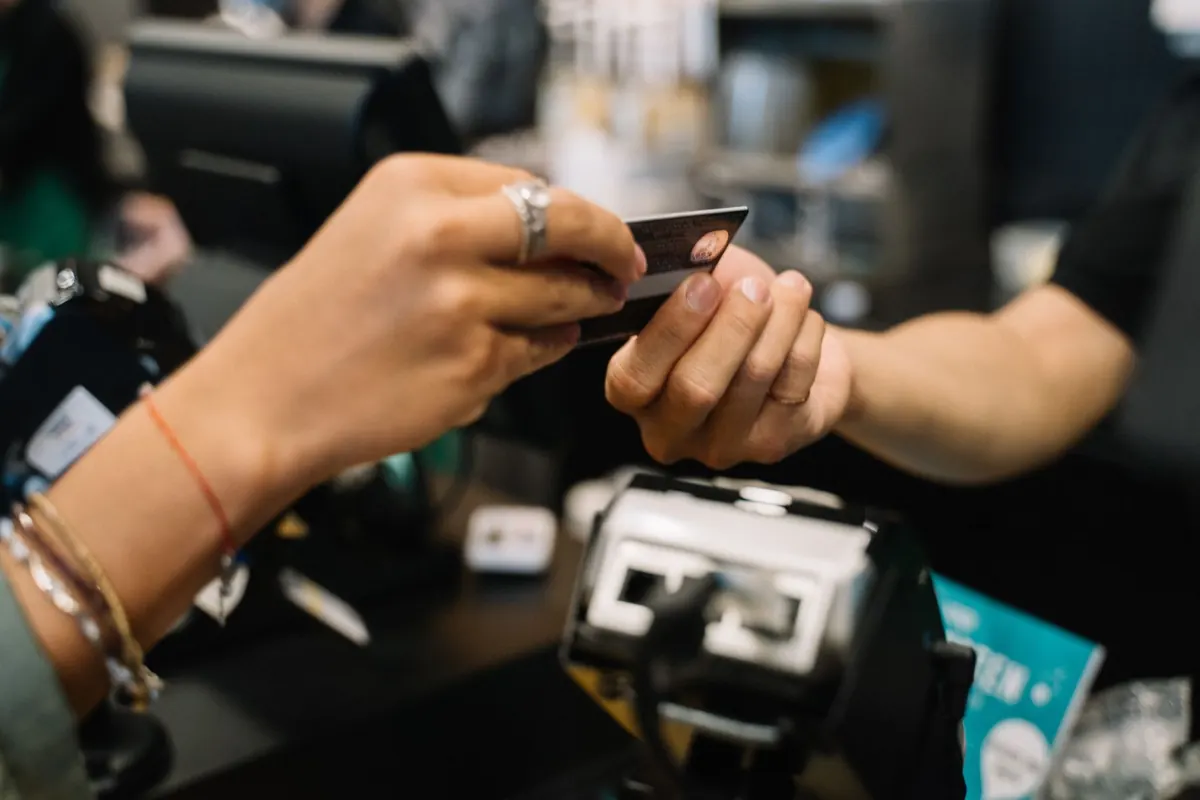Paiement par carte dans une boutique, en illustration de « faire plus de ventes de culottes »