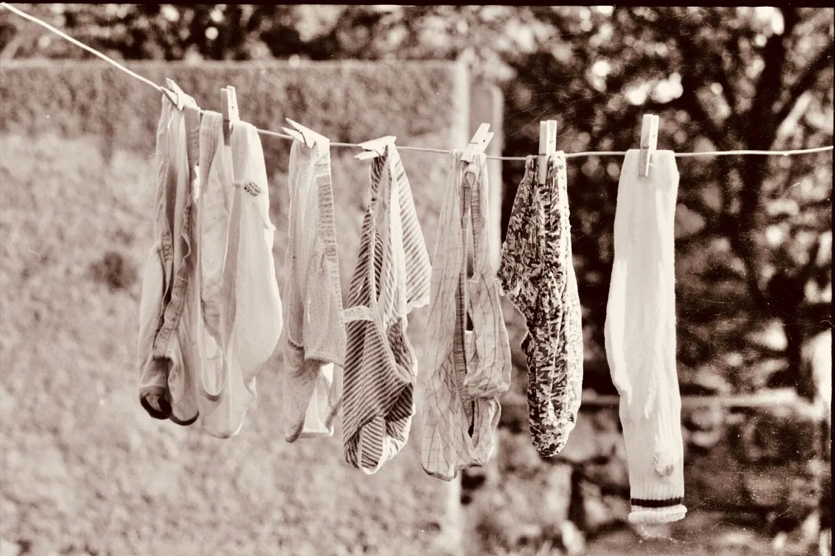 Culottes sur un fil à linge, en illustration de « je mouille ma culotte »