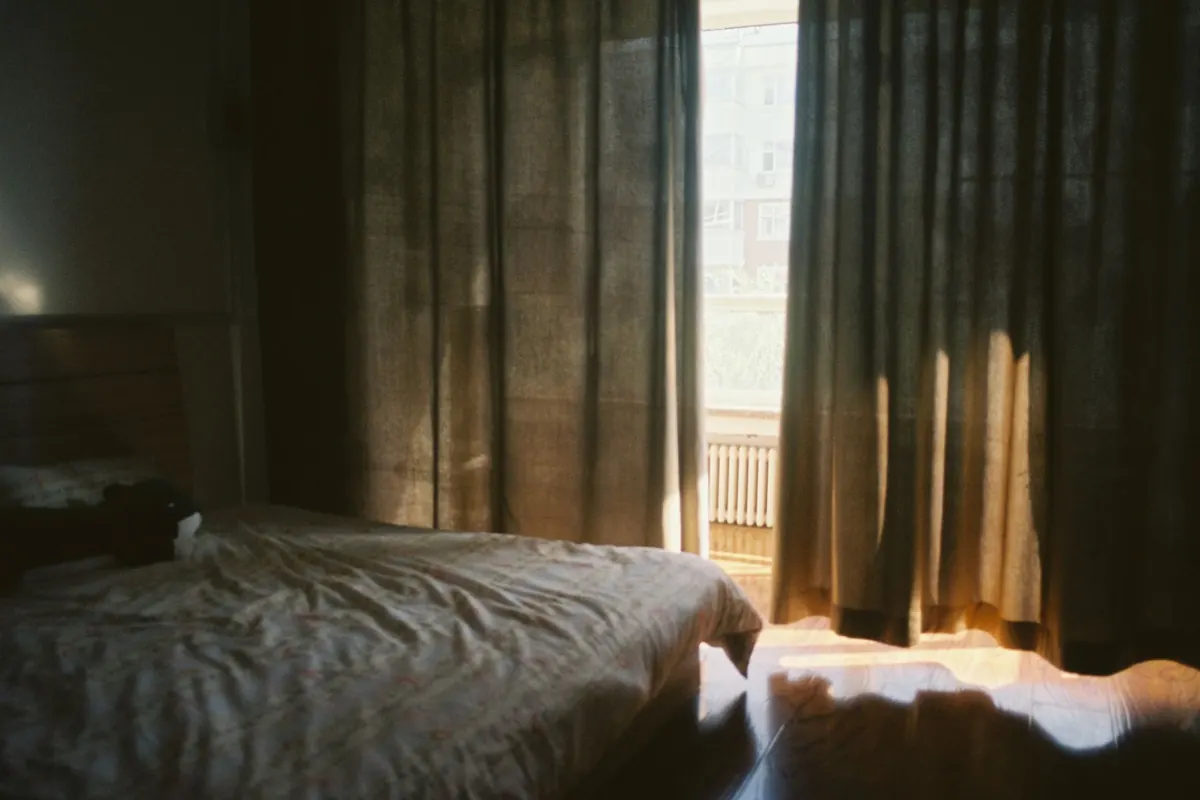 Lit et rideaux à contre-jour, en illustration de « je mouille ma culotte »