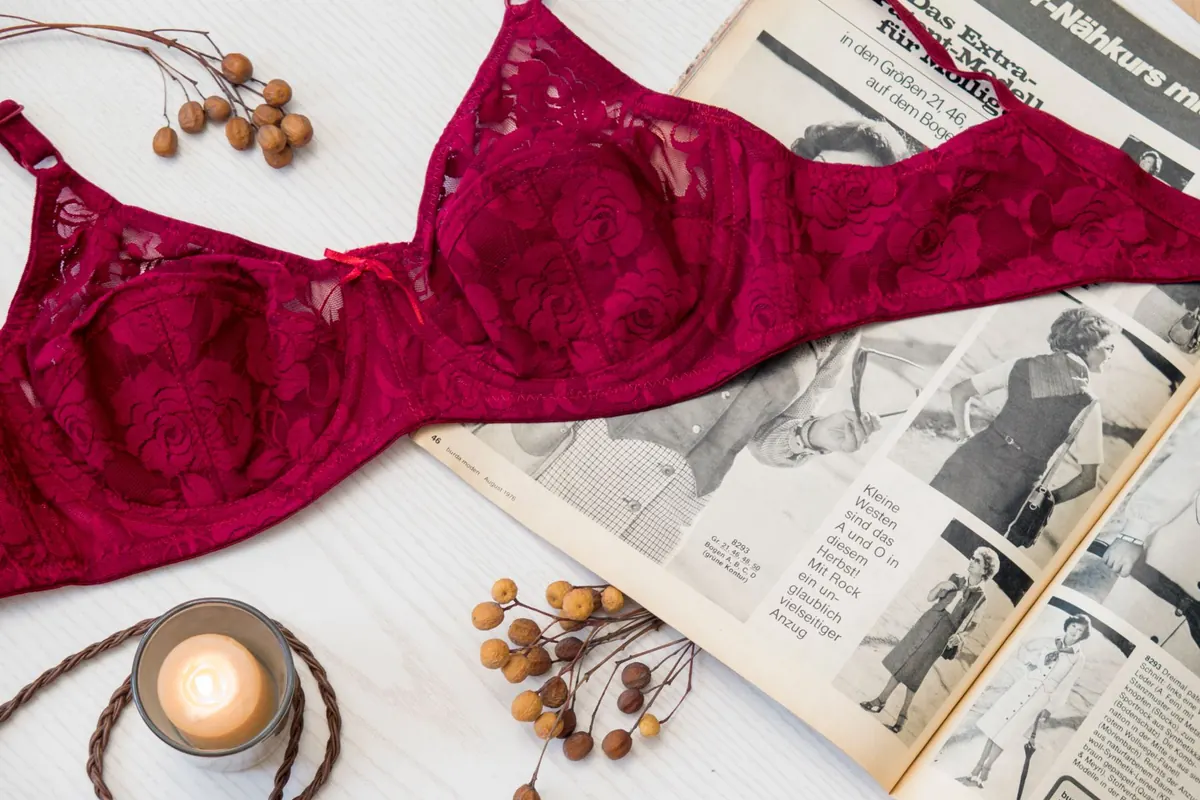 Soutien-gorge en dentelle rouge et bougie, en illustration de « je mouille ma culotte »
