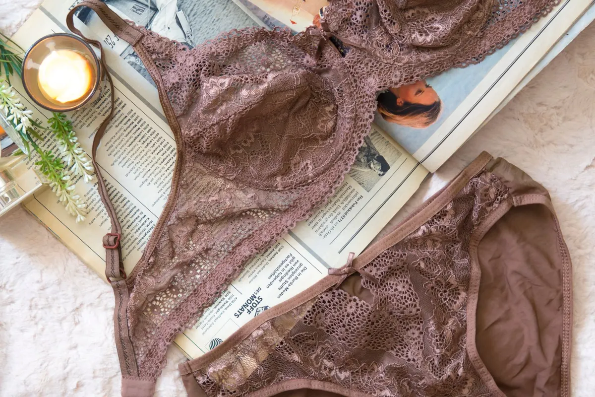Ensemble en dentelle taupe, en illustration de « olfactophilie »