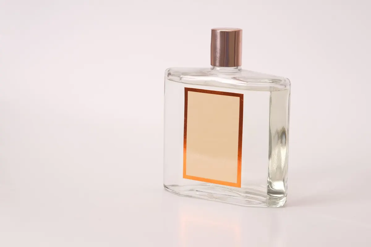 Flacon de parfum sur fond rose, en illustration de « olfactophilie »
