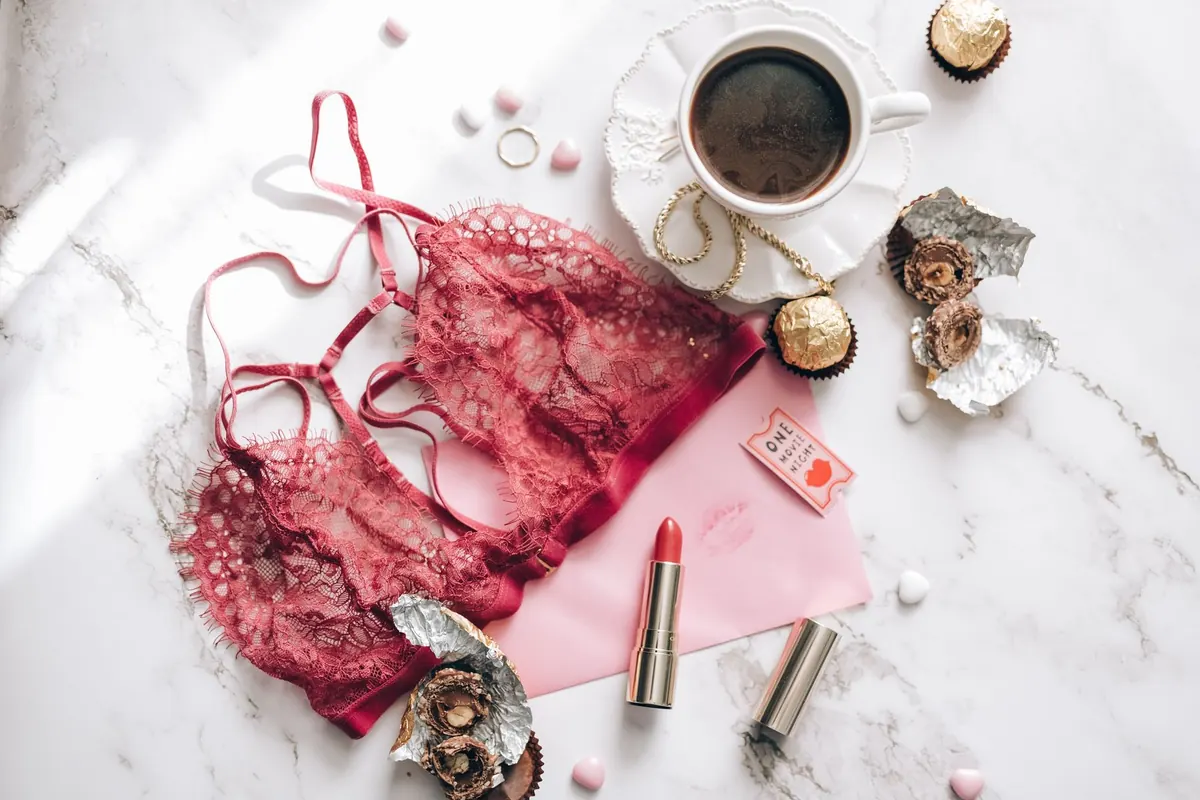 Bralette en dentelle rouge et tasse de café, en illustration de « rendre sa culotte unique »