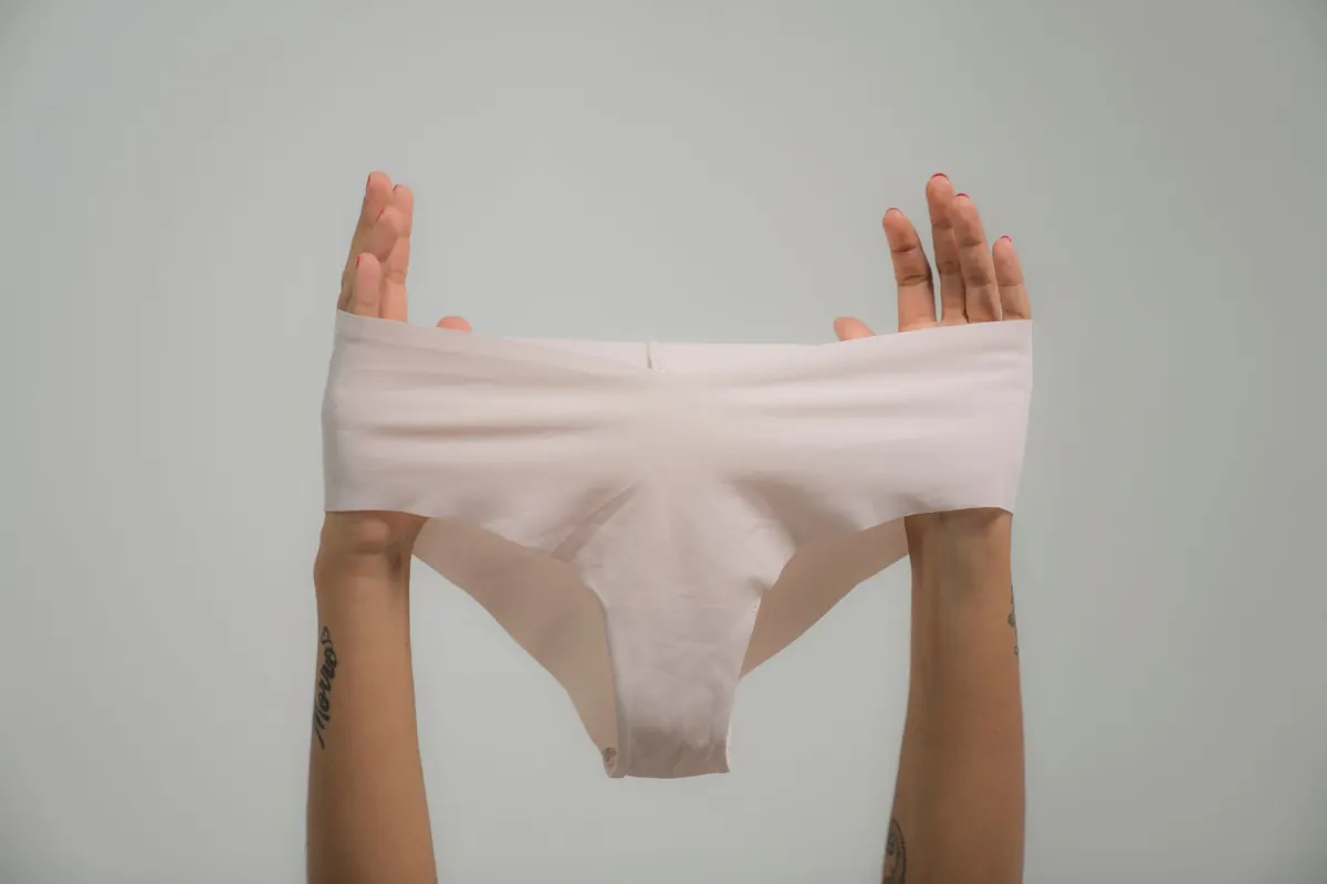 Culotte tenue à deux mains, image d'illustration : rendre sa culotte unique
