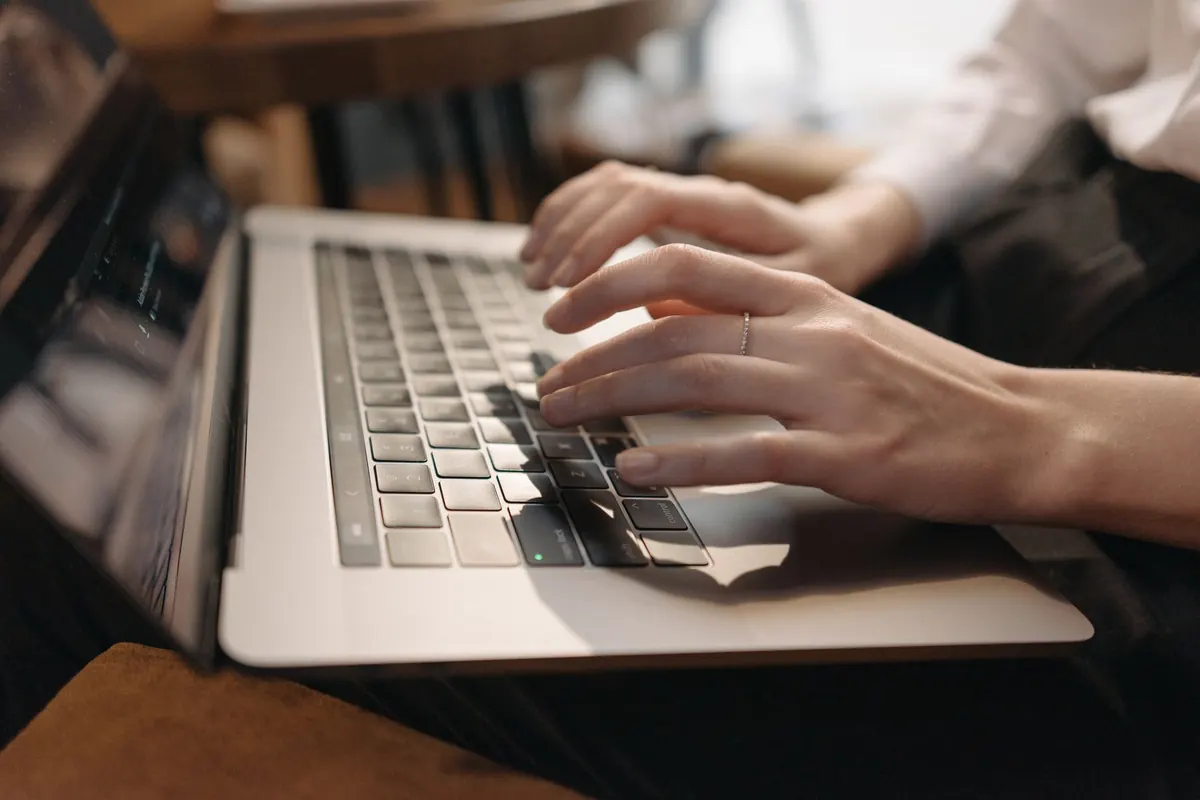 Mains tapant sur un ordinateur portable, en illustration de « rendre sa culotte unique »
