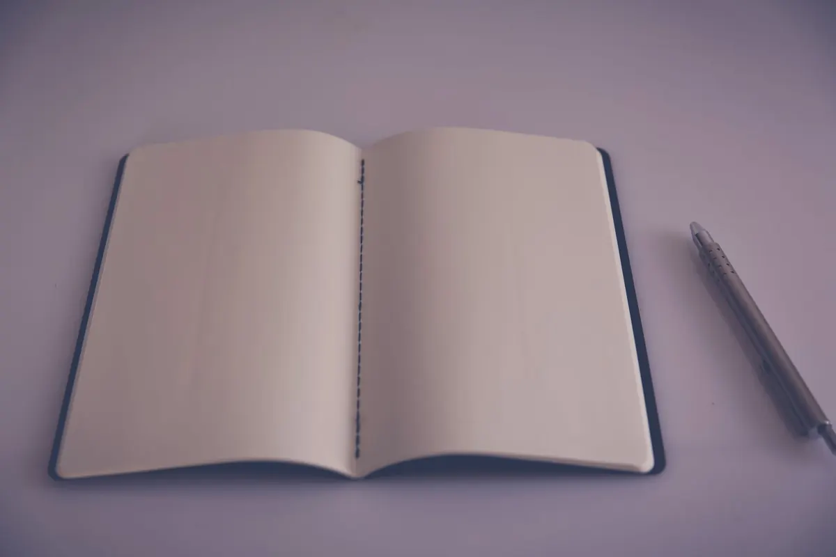 Carnet ouvert sur fond mauve, en illustration de « se comparer aux autres vendeuses »