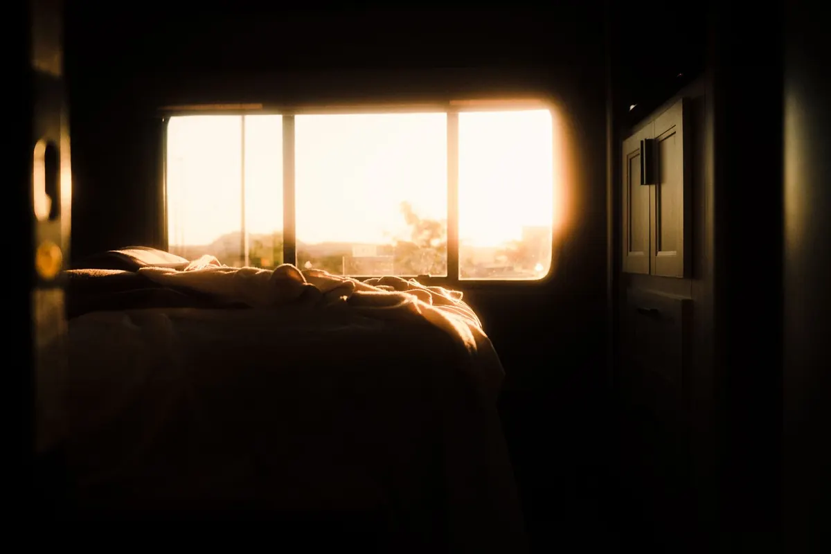 Chambre baignée de lumière du soir, en illustration de « se comparer aux autres vendeuses »