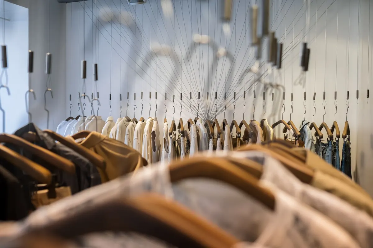 Vestes sur des cintres, en illustration de « se comparer aux autres vendeuses »
