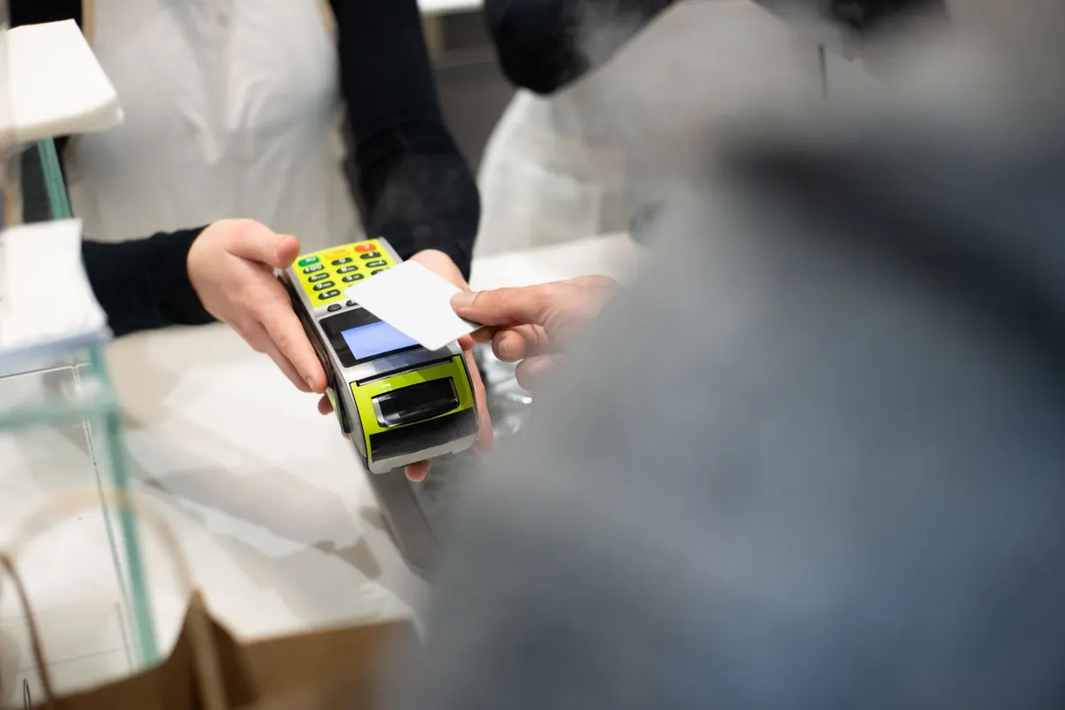 Paiement par carte sur un terminal portable, en illustration de « vendre des culottes en étant mère au foyer »