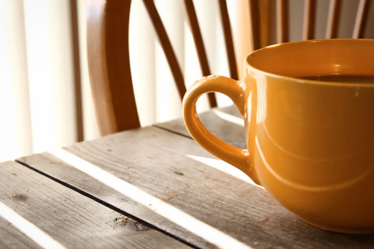 Tasse jaune au soleil, en illustration de « vendre des culottes en étant mère au foyer »