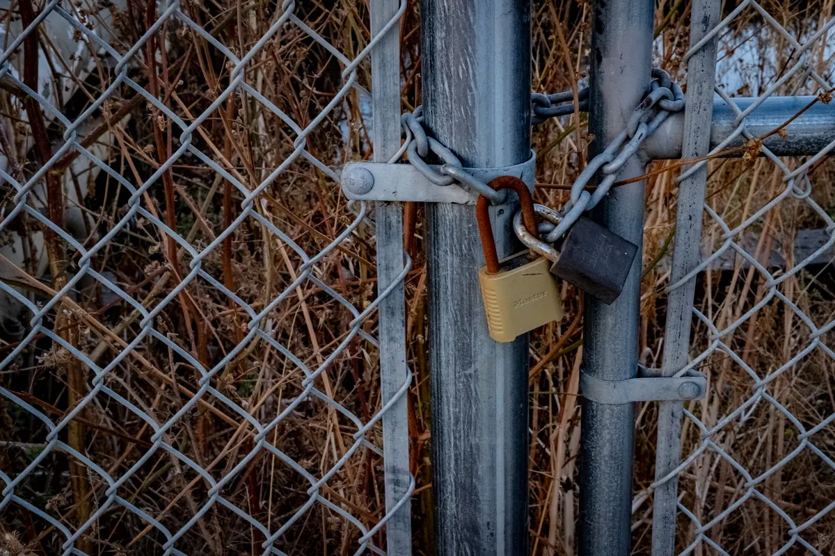 Cadenas sur un grillage, en illustration de « vpn travail du sexe »