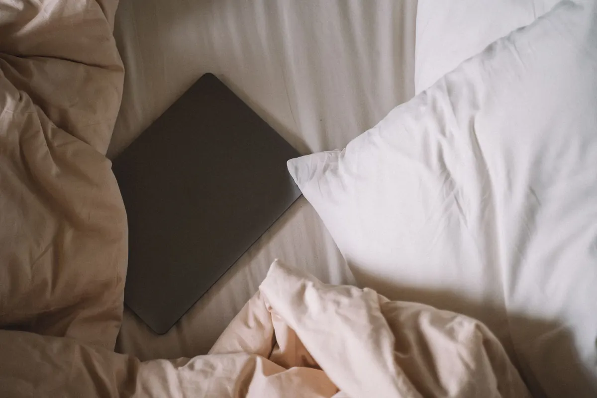 Ordinateur au milieu des oreillers, en illustration de « vpn travail du sexe »