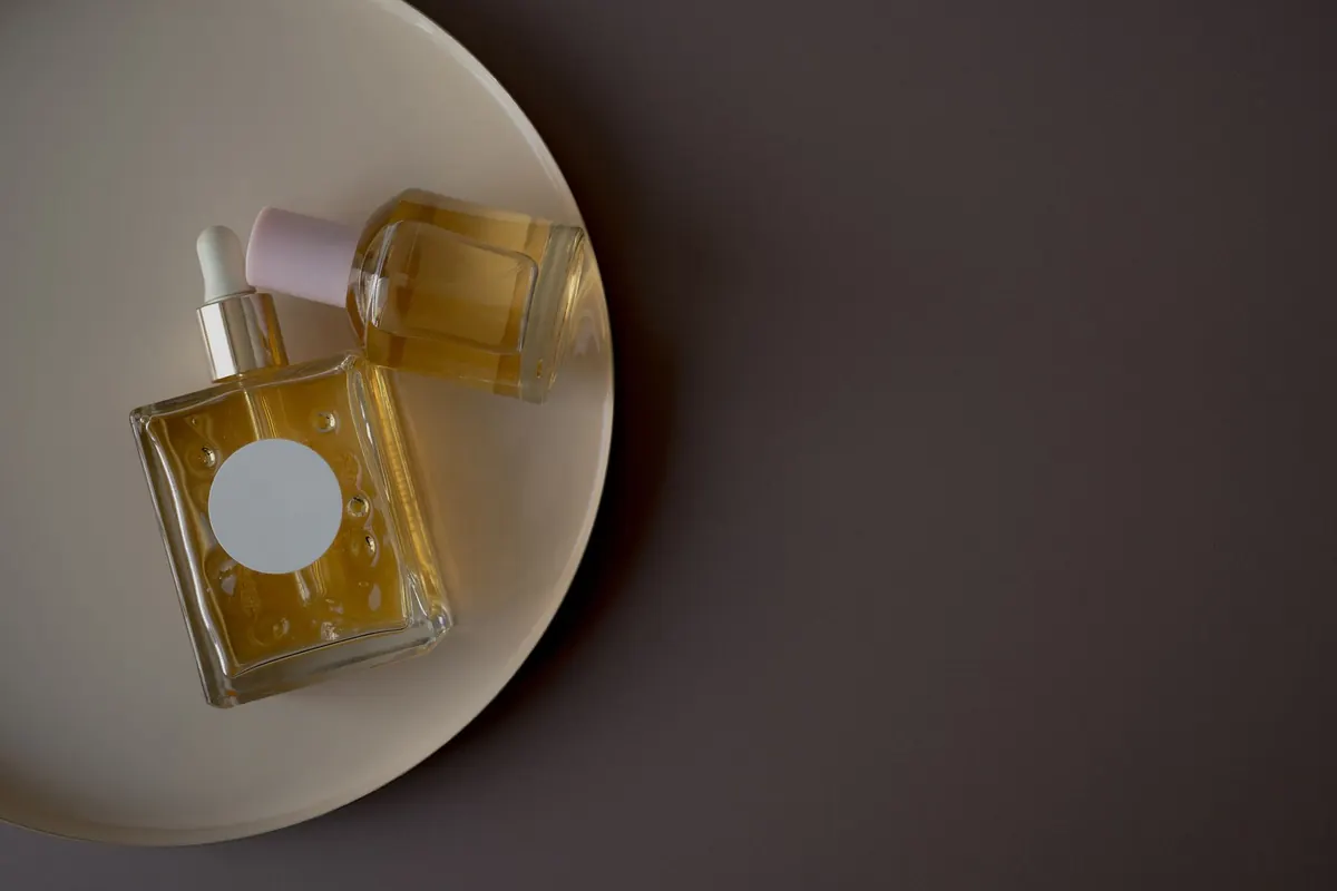 Flacon de parfum sur une assiette, en illustration de « accepter son odeur corporelle »