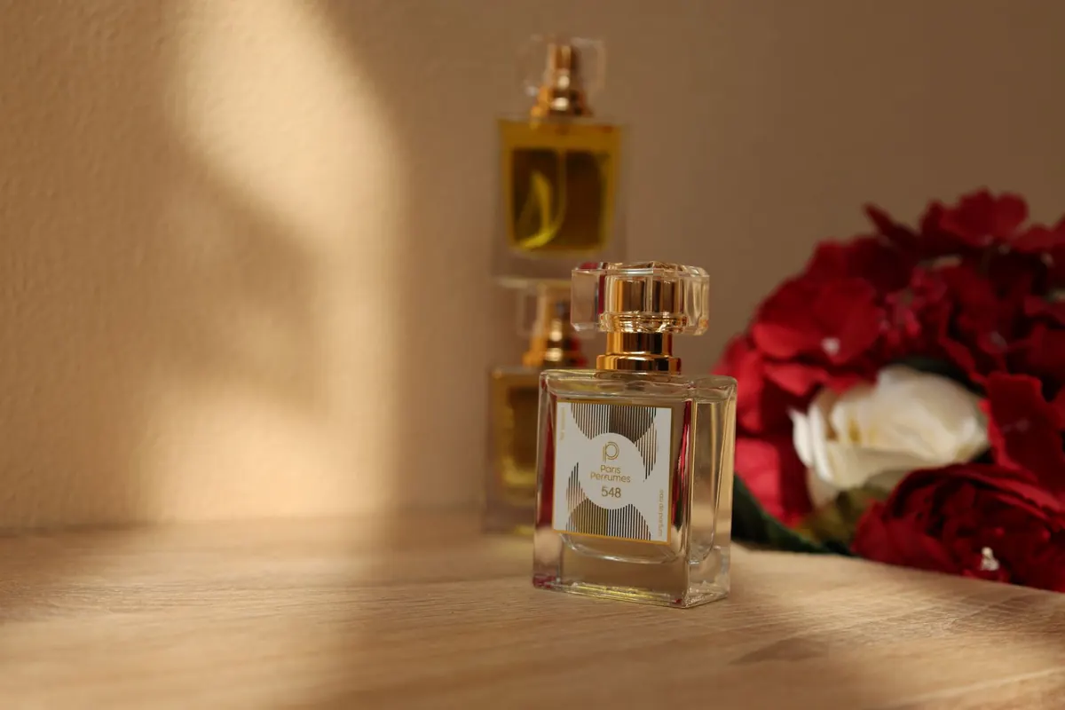 Flacons de parfum et roses, image d'illustration : accepter son odeur corporelle