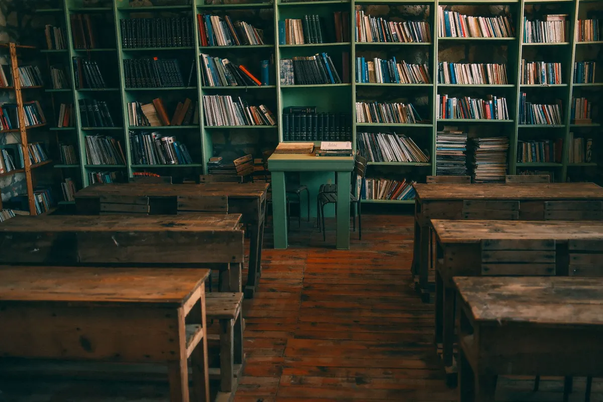 Salle de bibliothèque ancienne, en illustration de « accepter son odeur corporelle »
