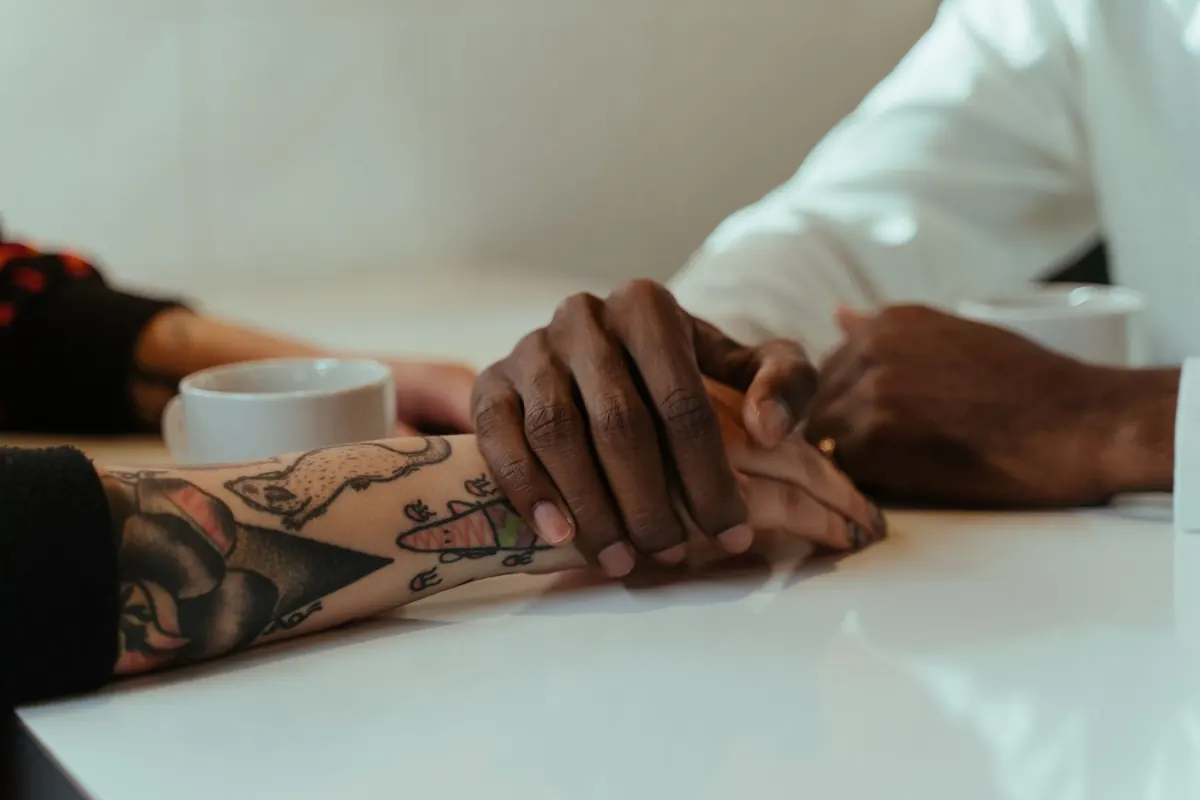 Mains jointes sur une table claire, en illustration de « acheteur de culottes et anxiété »