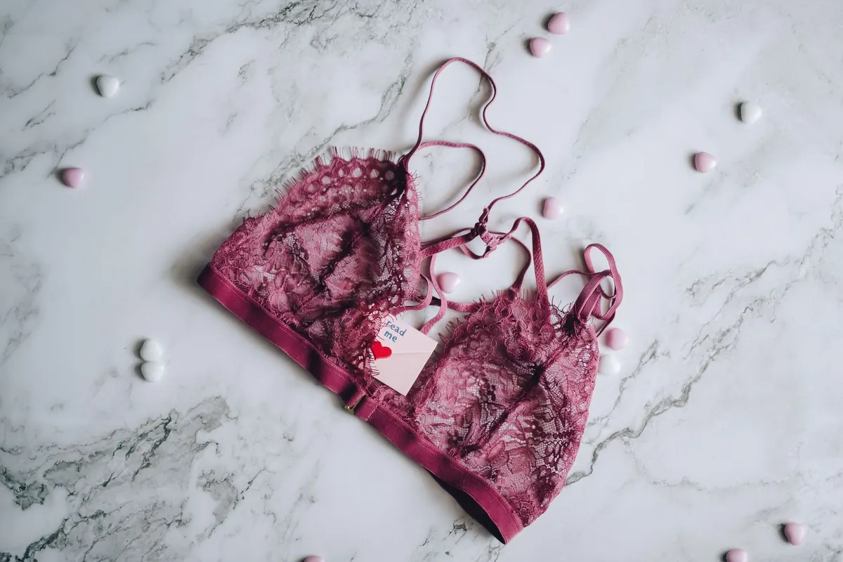 Bralette framboise sur du marbre, en illustration de « acheteur de culottes et dépression »