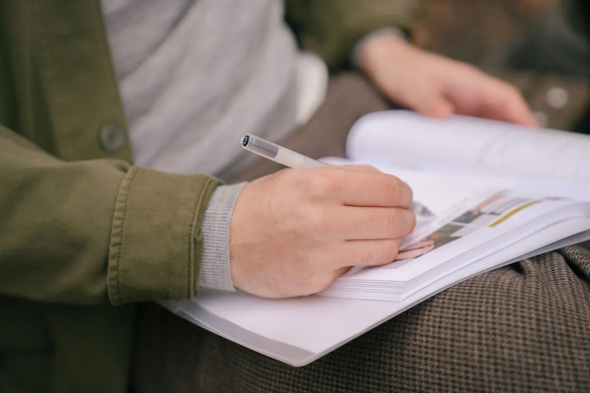 Écriture dans un cahier, en illustration de « acheteur de culottes et insécurités »