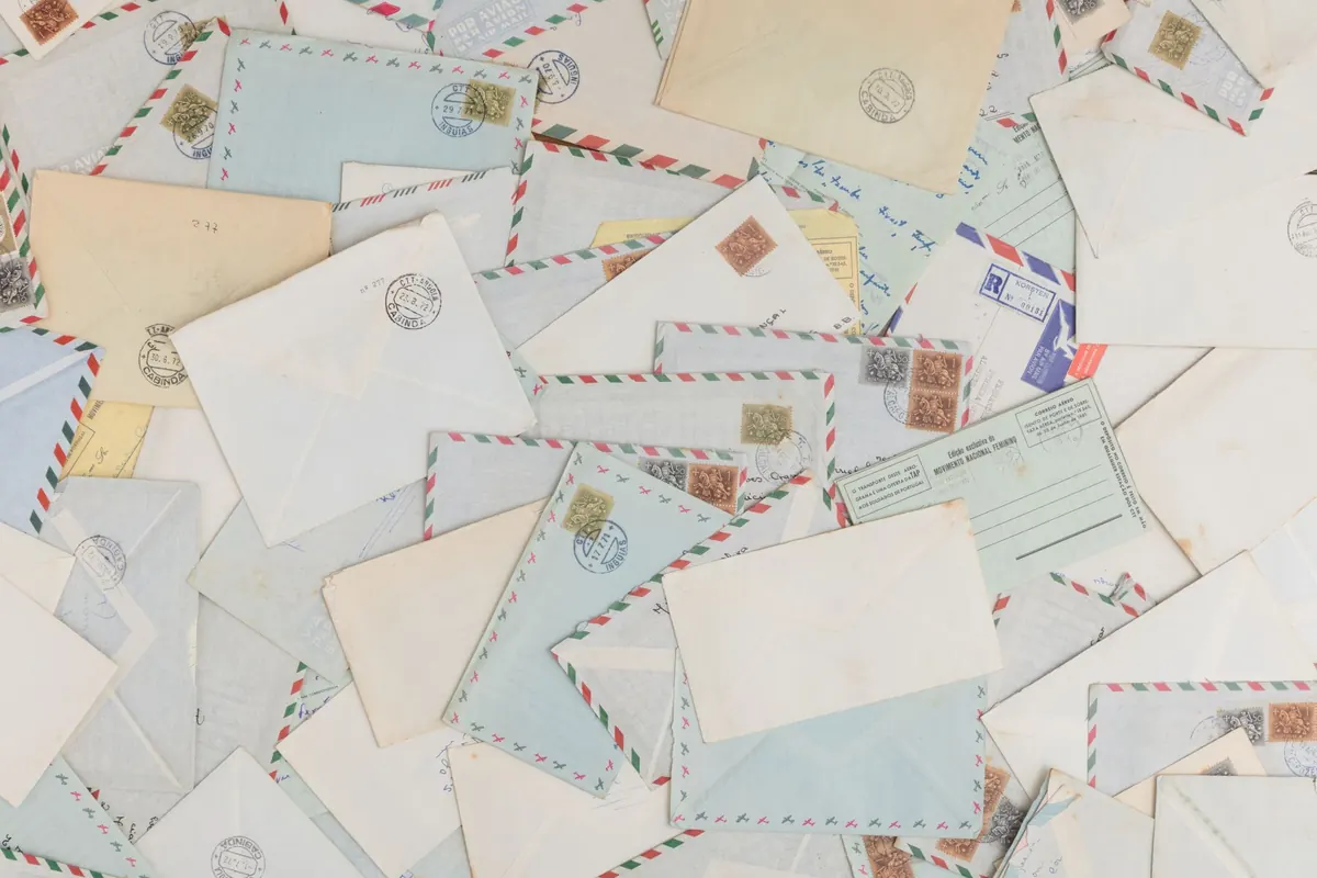 Enveloppes par avion, en illustration de « acheteur de culottes et insécurités »