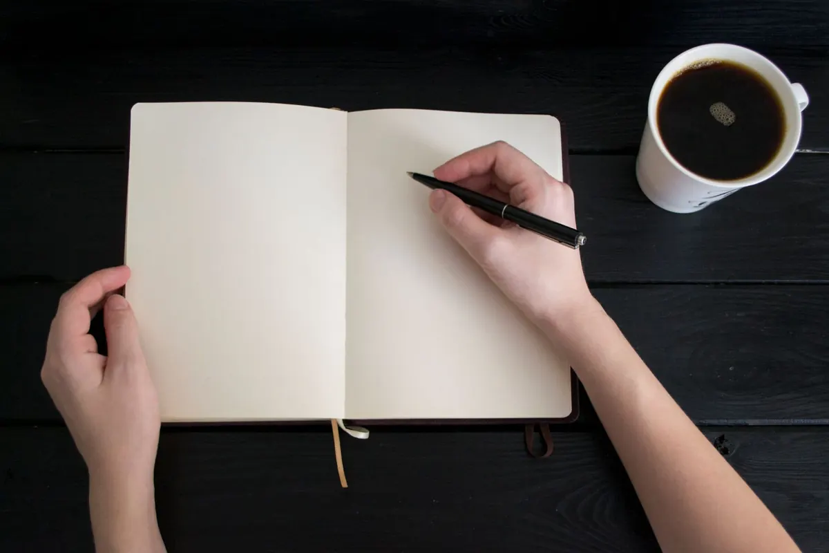Carnet ouvert et café noir, en illustration de « acheteur sur les vendeuses de culottes »