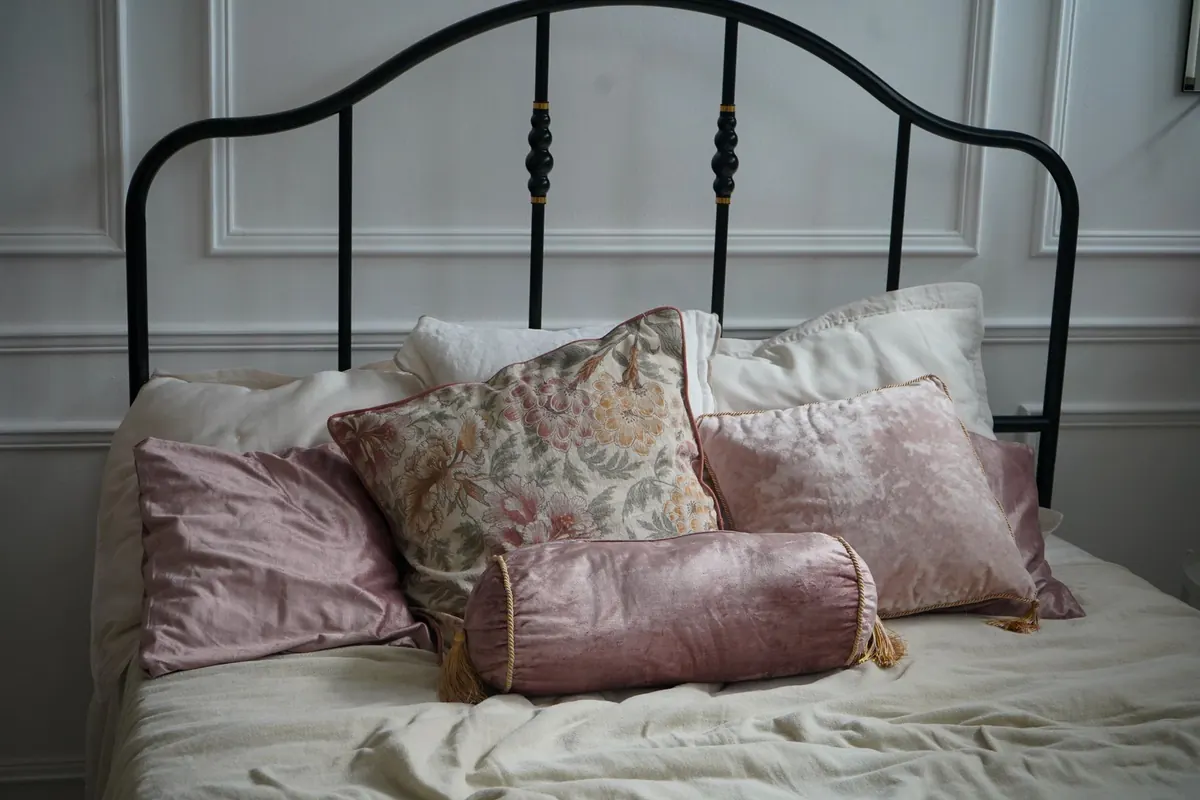 Lit en fer et coussins roses, en illustration de « acheteur sur les vendeuses de culottes »