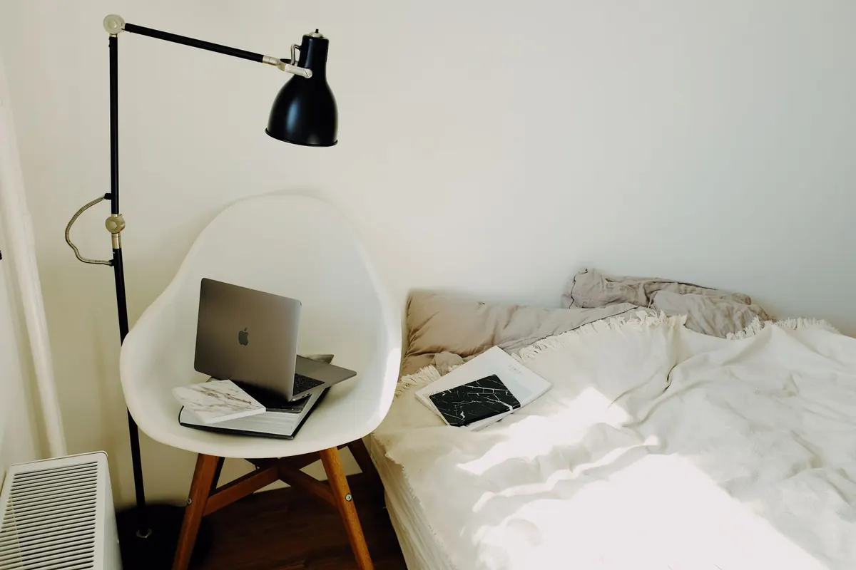 Fauteuil, ordinateur et lit, en illustration de « aider les nouvelles vendeuses de culottes »