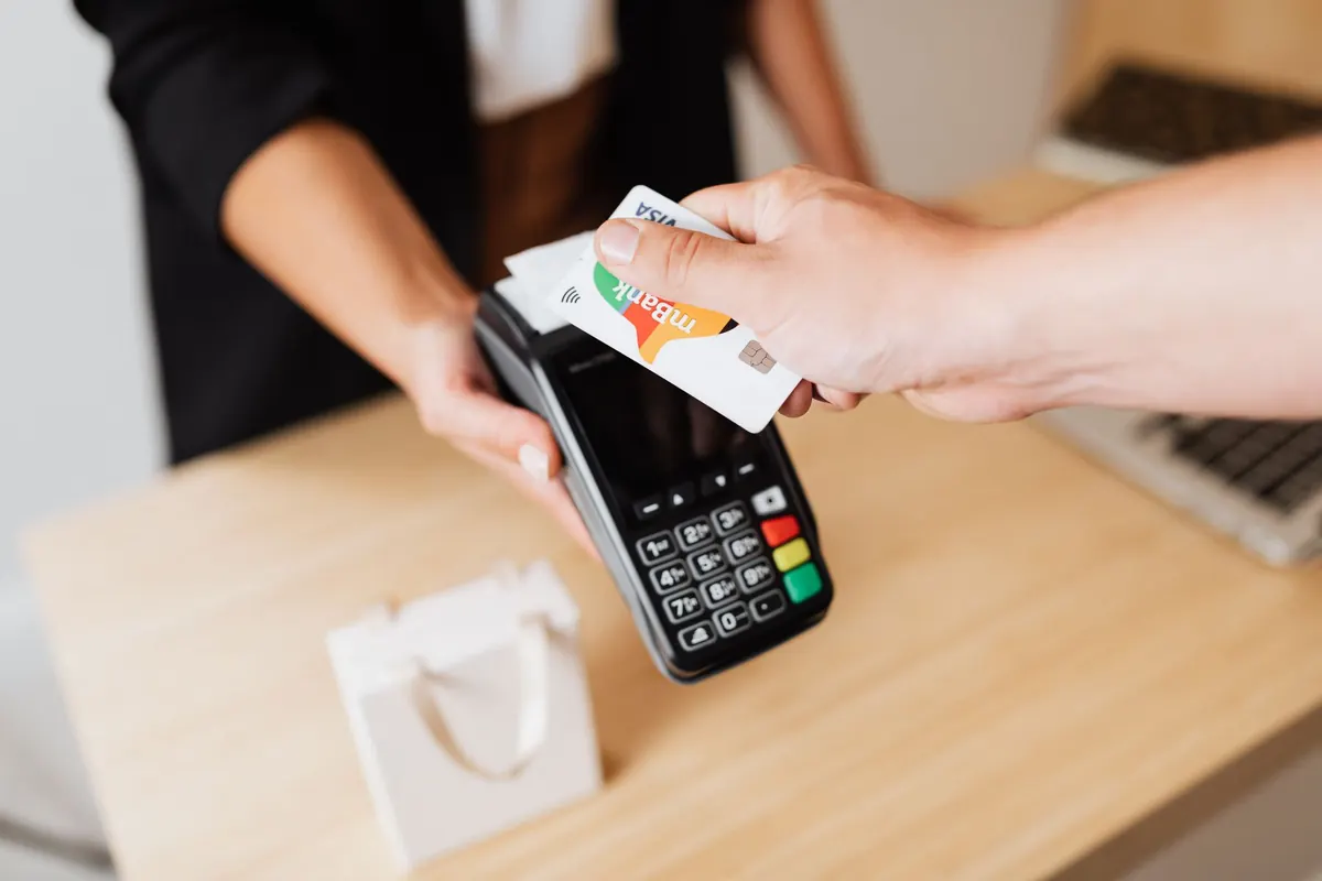 Paiement sans contact au comptoir, en illustration de « aider les nouvelles vendeuses de culottes »