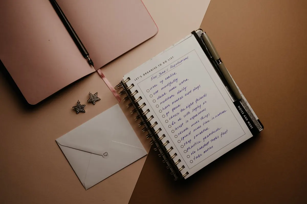 Carnet de liste et enveloppe, en illustration de « culottes portées qui ne se vendent pas »