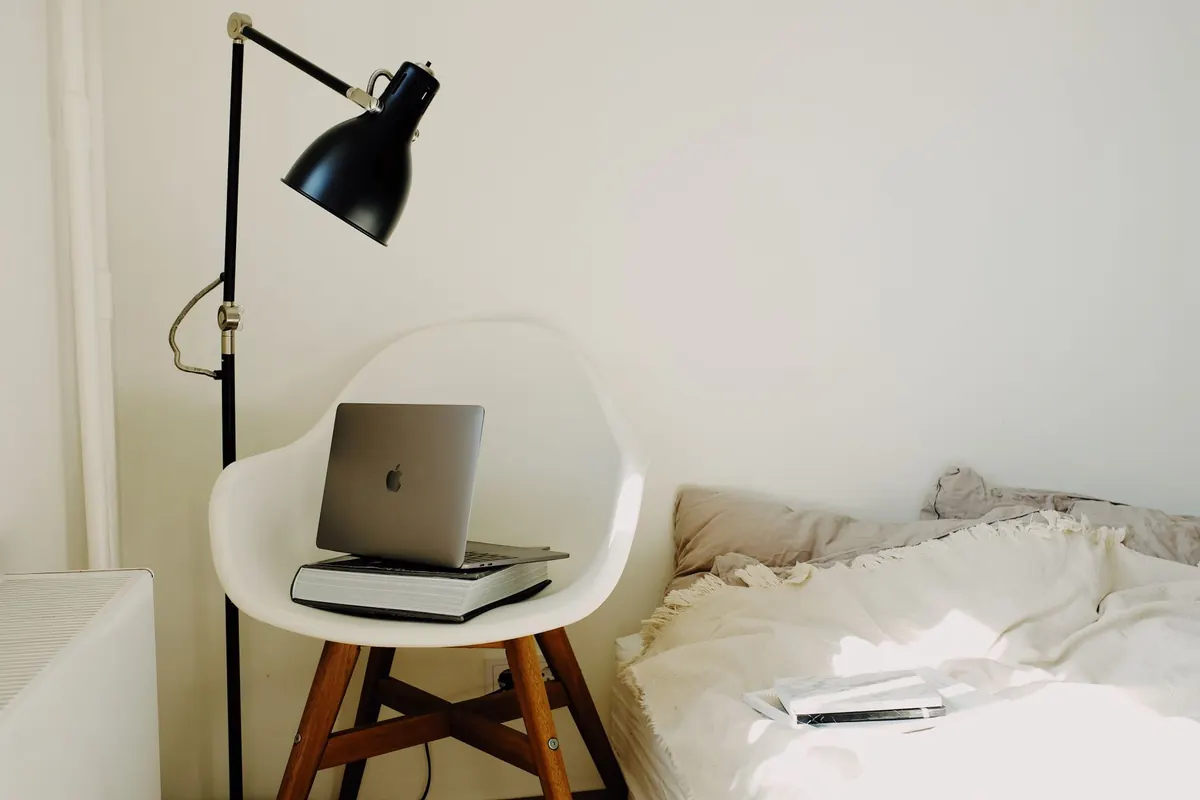 Ordinateur posé sur un fauteuil, en illustration de « débuter dans la vente de culottes »