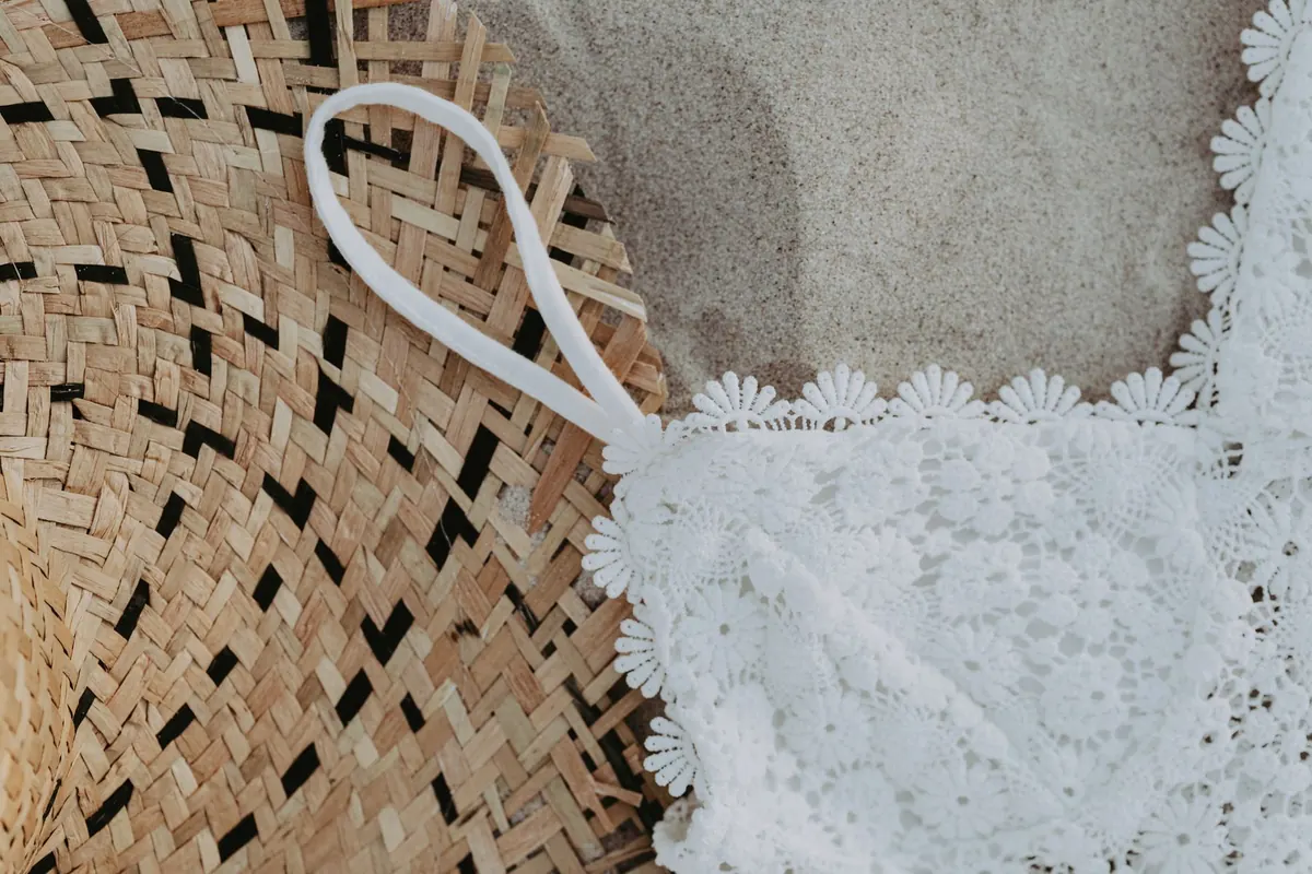 Body en dentelle blanche sur du rotin, en illustration de « fétichisme du nylon »