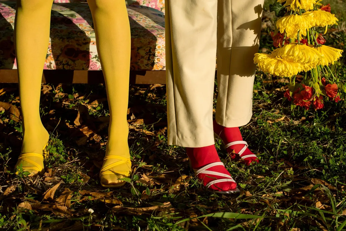 Collants jaunes et sandales rouges, en illustration de « fétichisme du nylon »