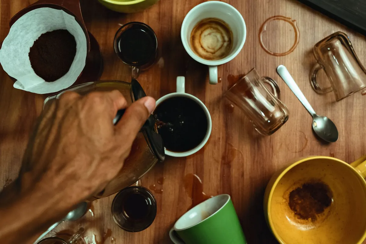 Cafés vus de dessus, en illustration de « Honeyxvalentina interview »