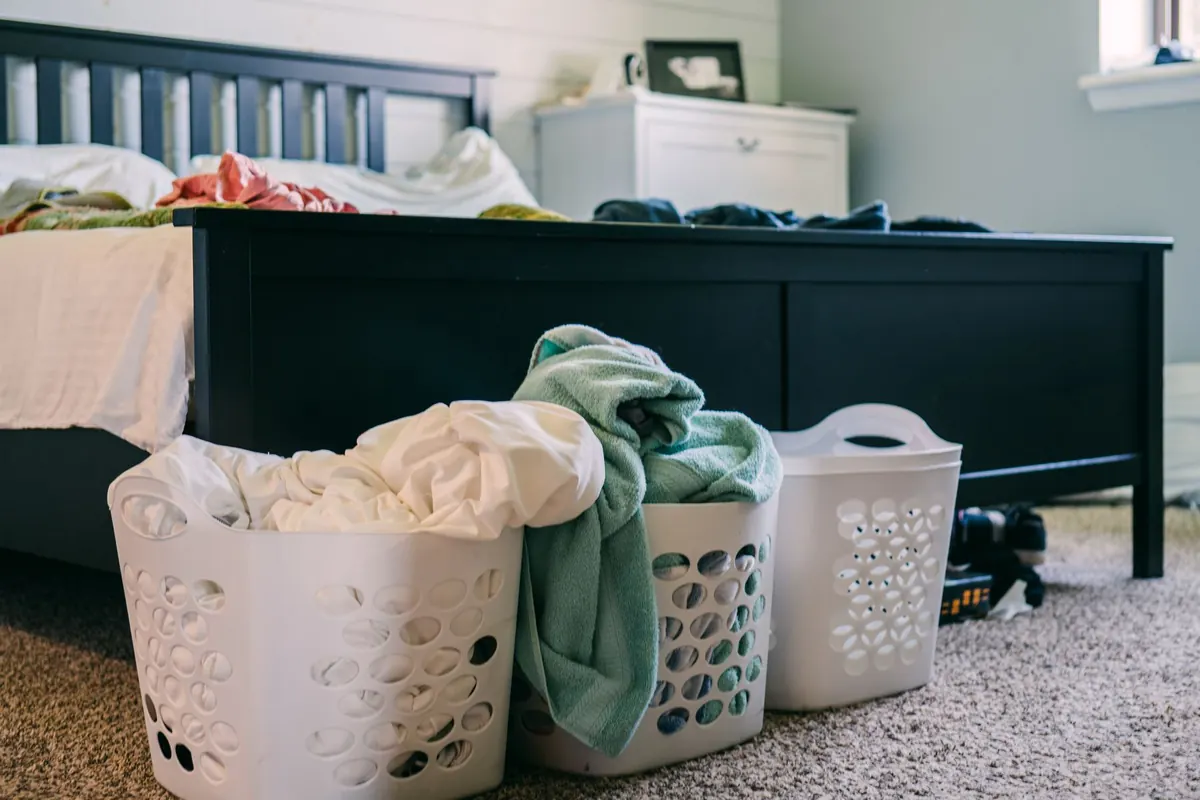 Paniers à linge dans une chambre, en illustration de « ImTrinShady vendeuse »