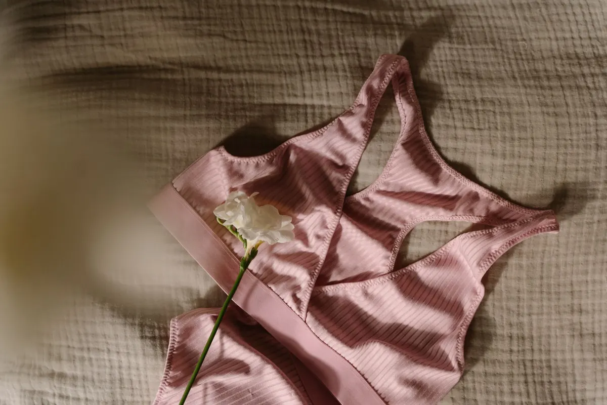 Caraco rose en satin, en illustration de « KylieWilde interview »