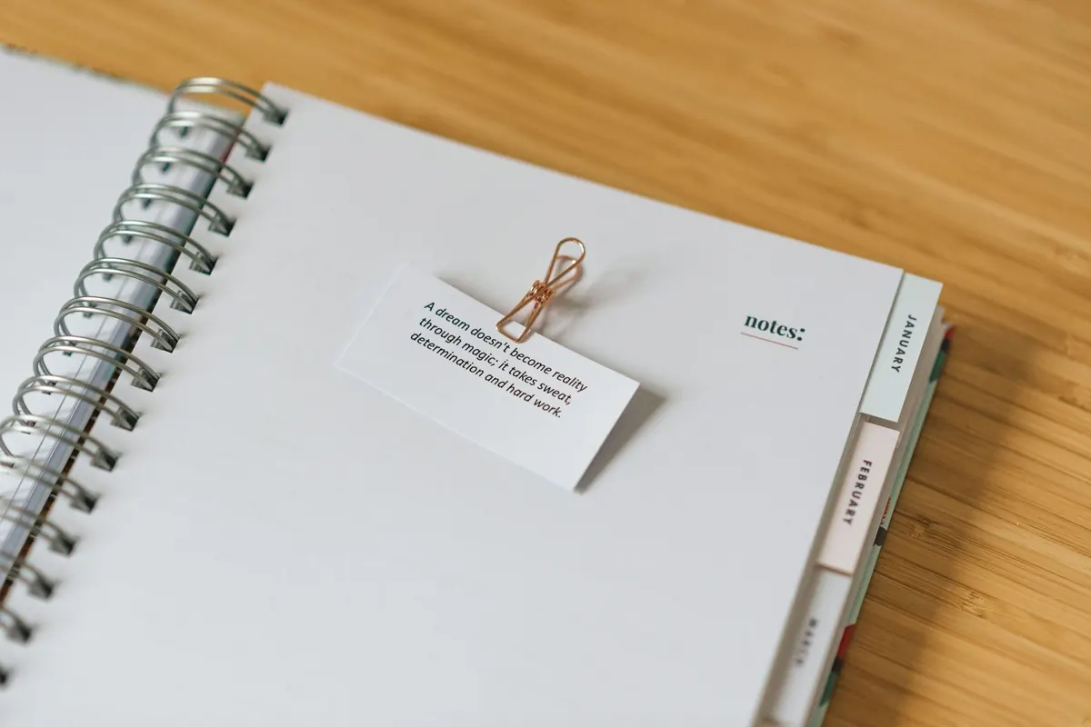Carnet à spirale et trombone, en illustration de « objectifs de vendeuse de culottes »