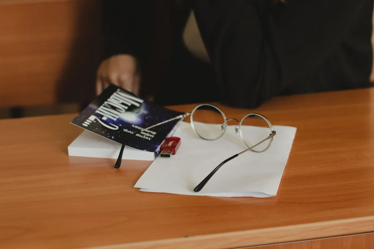 Livres et lunettes sur un bureau, en illustration de « objectifs de vendeuse de culottes »