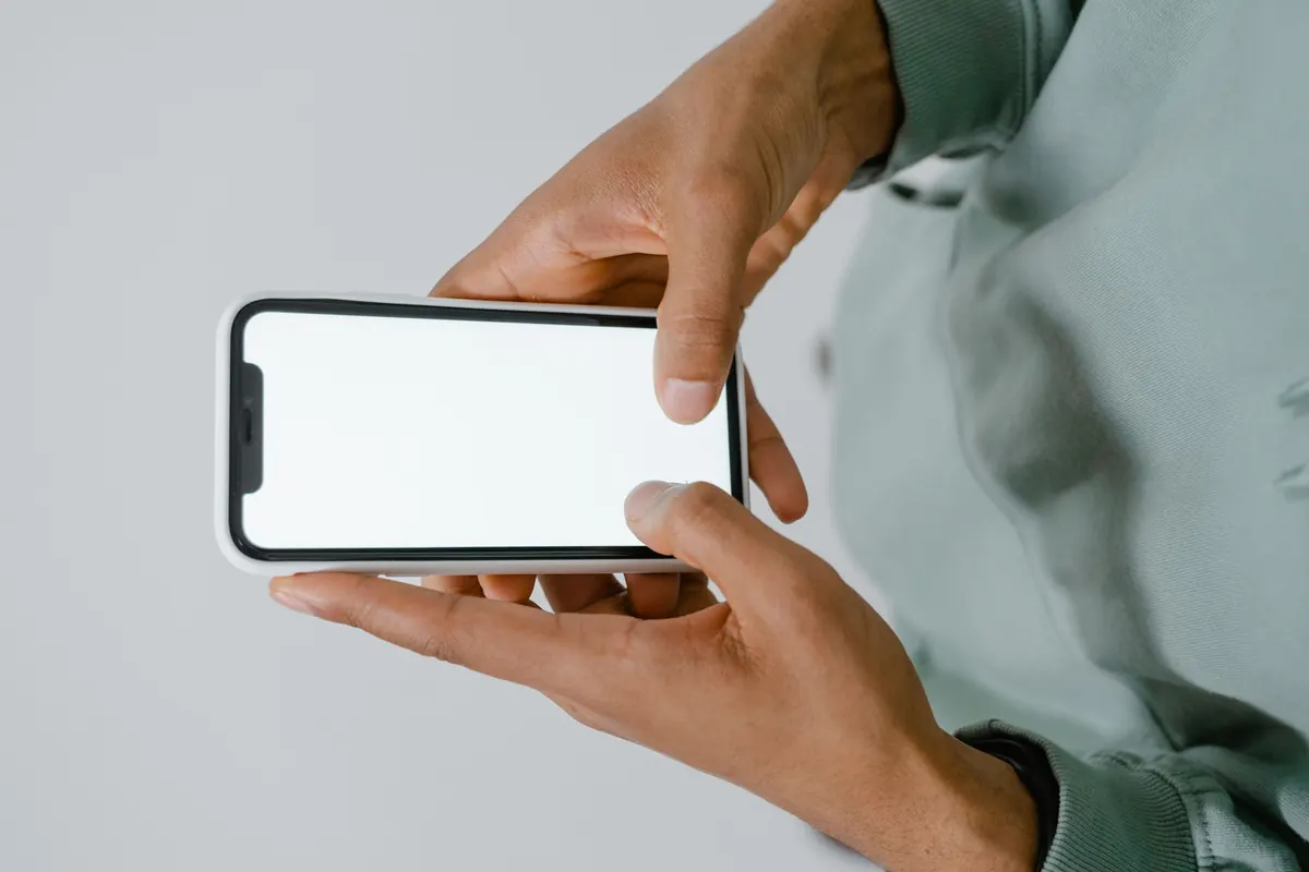 Mains photographiant avec un téléphone, en illustration de « objectifs de vendeuse de culottes »