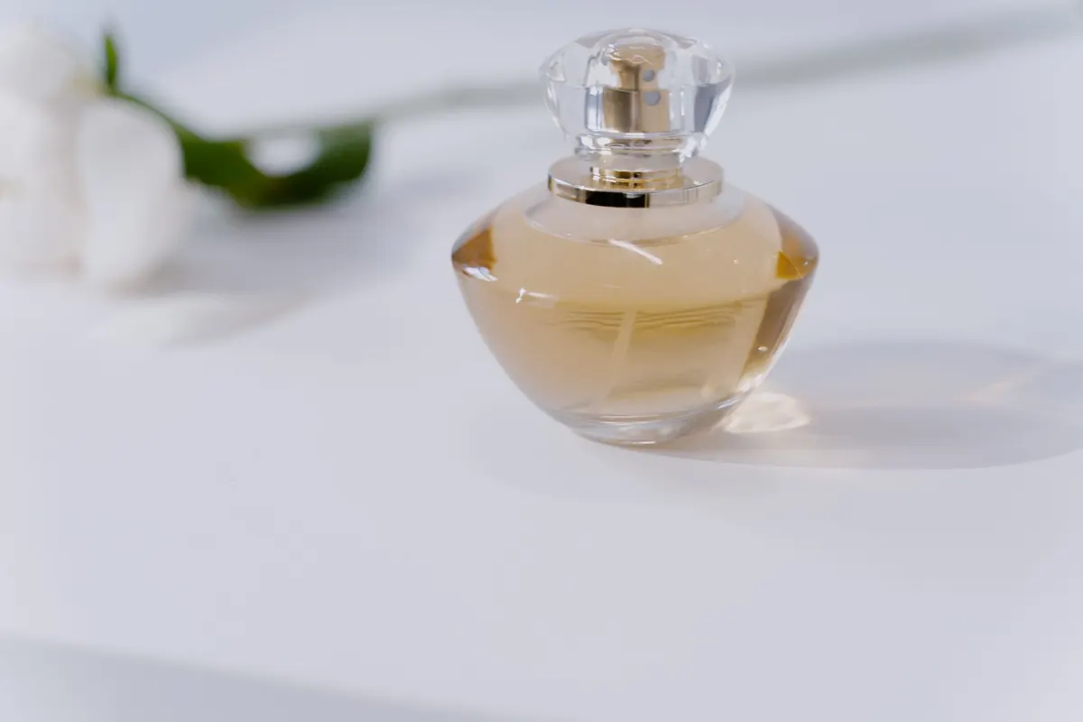 Flacon de parfum doré, en illustration de « parfum des aisselles »